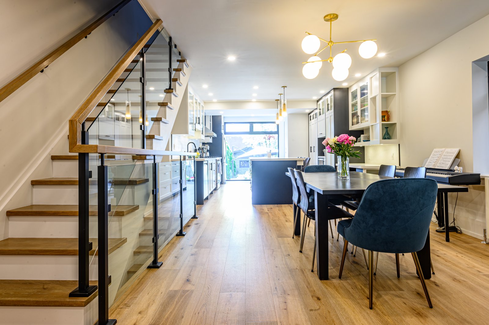 The Contrast - 134 Mulock